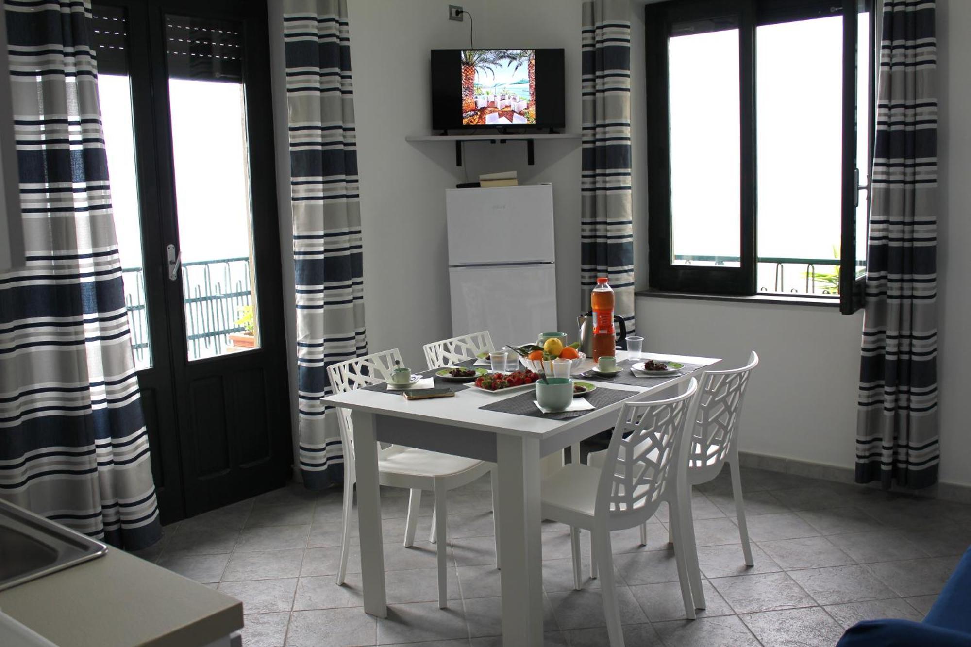 Villa Anita Apartments Capo dʼOrlando Dış mekan fotoğraf